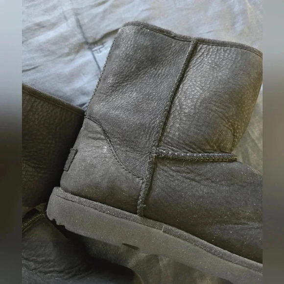Ugg | Short Black Uggs Sz 3 - Picture 2 of 6